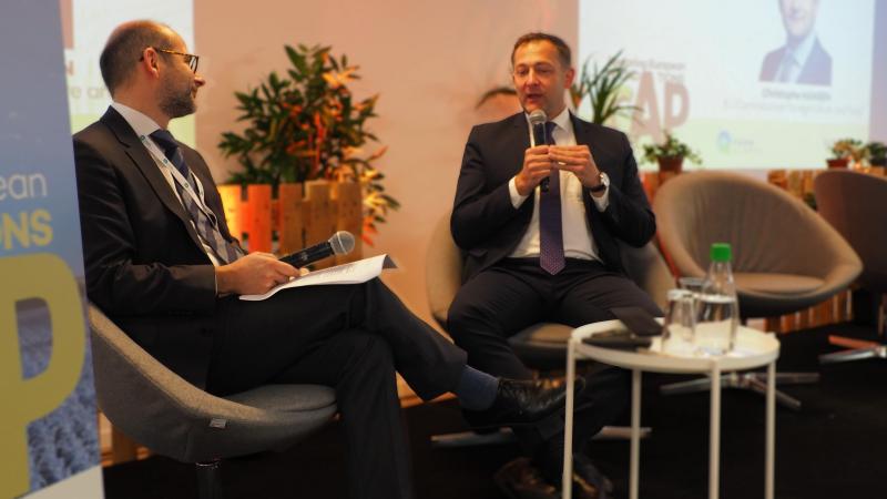 Concernant la Pac, certains États investissent massivement dans le premier pilier, d’autres privilégient le second. « Nous avons déjà 28 plans stratégiques », observe M. Hansen en évoquant la situation belge.
