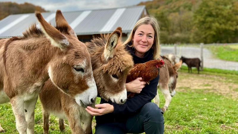 Laeticia Delforge voulait un travail qui lui permettait d’être en contact avec les animaux. Avec ses ânes et ses poules, elle a réussi à atteindre son objectif.