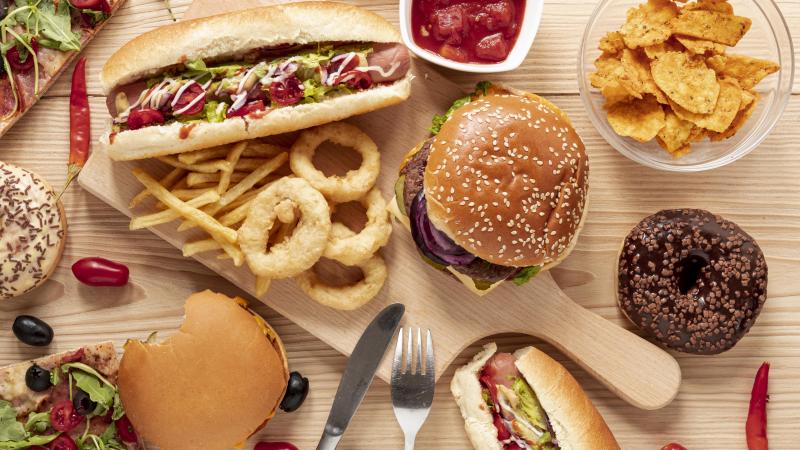Les enfants et adolescents exposés à la promotion de la malbouffe, particulièrement ceux issus de populations défavorisées, sont «les premières victimes», rappelle le texte.