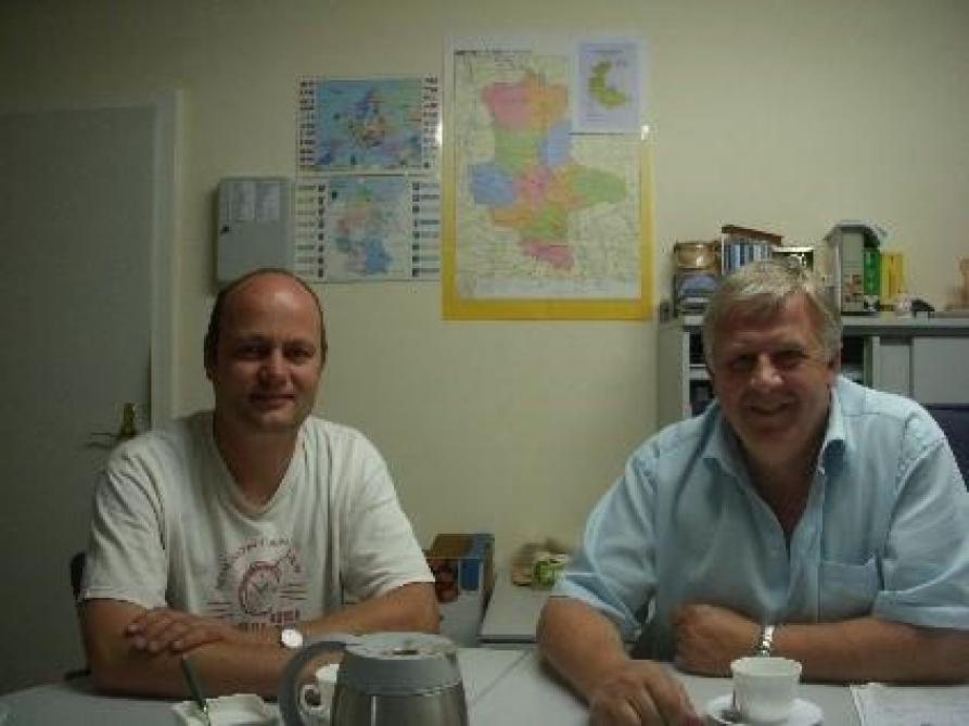 De gauche à droite, Gerard van Ginkel et Kees de Vries. Ensemble, ils mènent une importante exploitation laitière en Allemagne de l’Est.