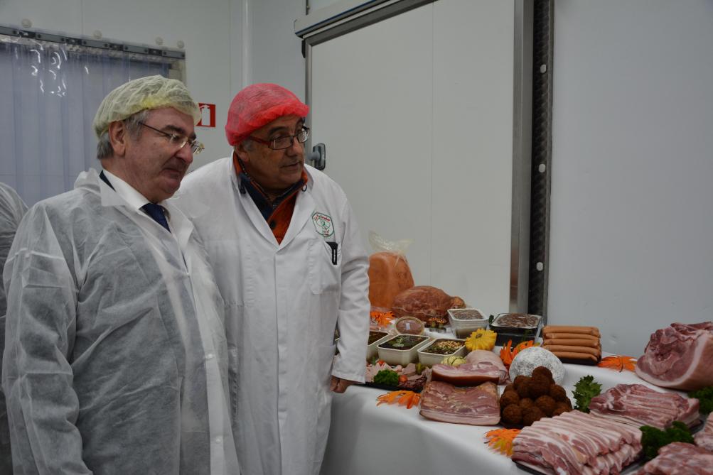 « PQA dispose d’une gamme de produits très variée : lard salé, lard fumé, jambons, pâtés, saucissons... », détaille Jean-Claude Michel (à droite),  responsable commercial et qualité.