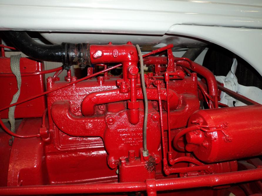 Le moteur à 4
cylindres de 2
l de cylindrée du 8N est à soupapes latérales.