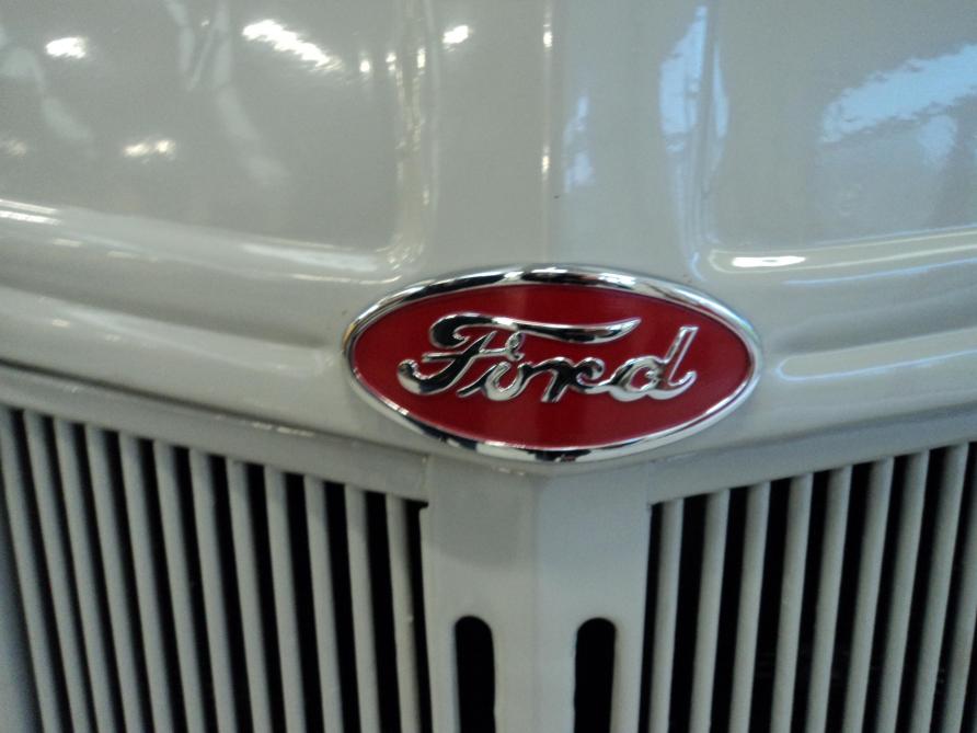 Sur le sigle du 8N, la signalétique Ford est apposée sur un fond rouge, en lieu et place du traditionnel bleu.