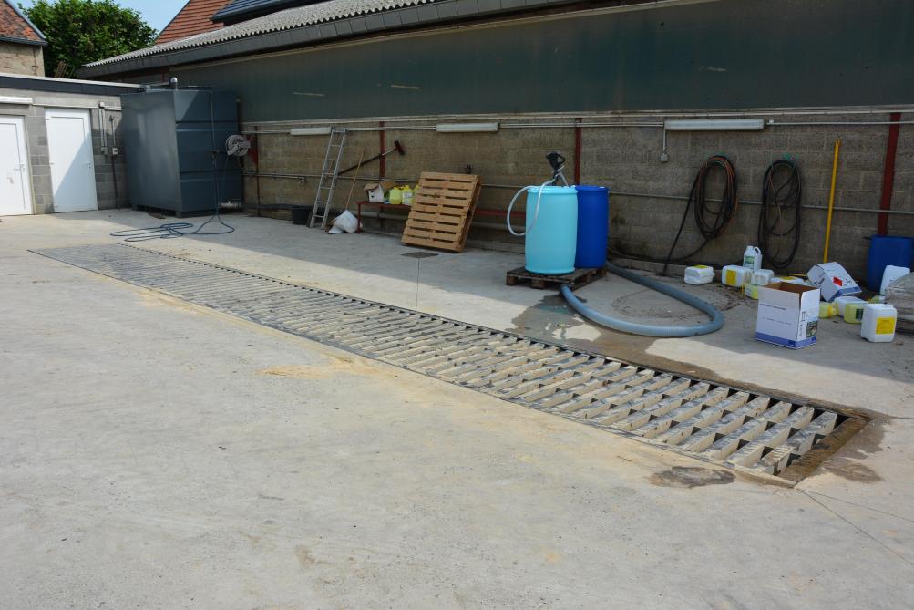 Dans la cour de la ferme, Yves Henry a installé une aire de lavage avec récupérateur d’hydrocarbures afin d’éviter tout risque de pollution de l’environnement.