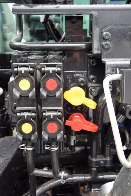 En plus du système «classique», on retrouve (à droite) le système de freinage hydraulique à double ligne.