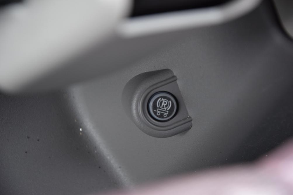 En cabine, un nouveau bouton permet au chauffeur de contrôler les freins de sa remorque avant de démarrer.