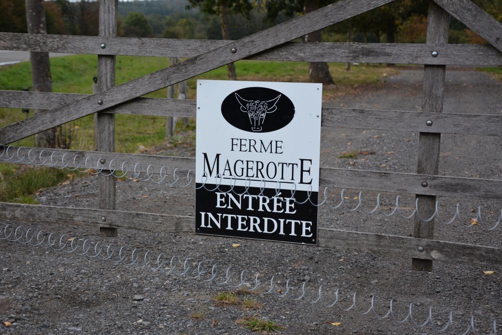 Au niveau de la double barrière d’accès, un panneau rappelle l’interdiction d’entrer dans la prairie.