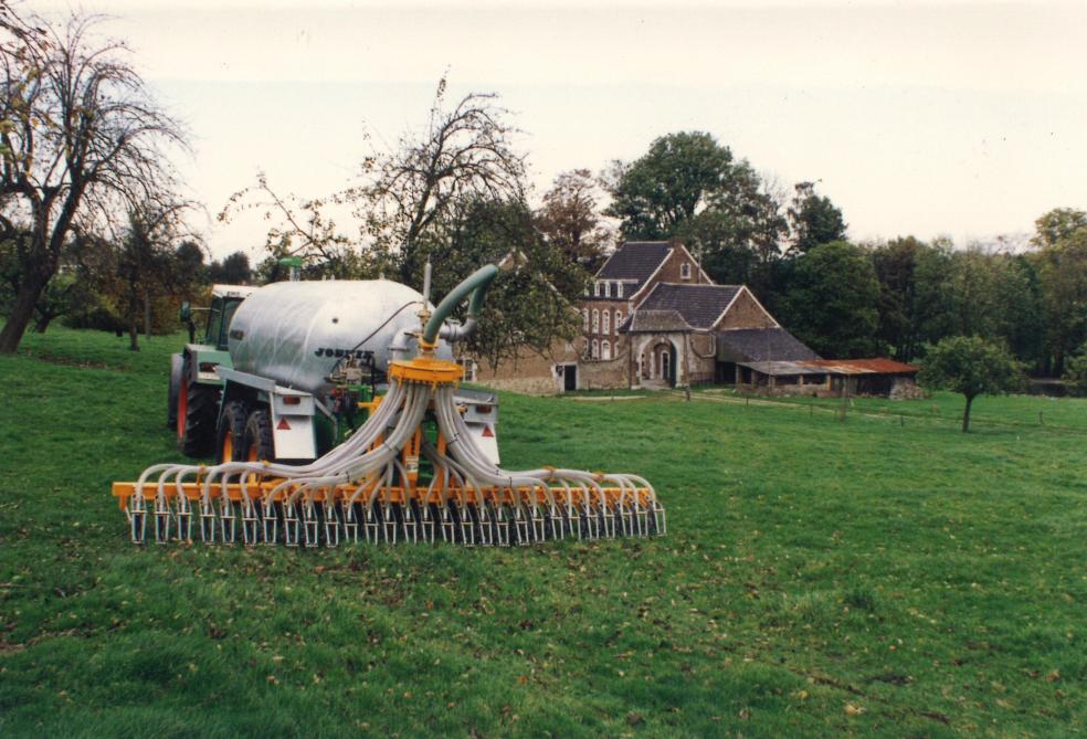 Les années ‘90 sont marquées par le développement des outils d'injection du lisier, comme ce Wide-Action évoluant devant la ferme familiale.