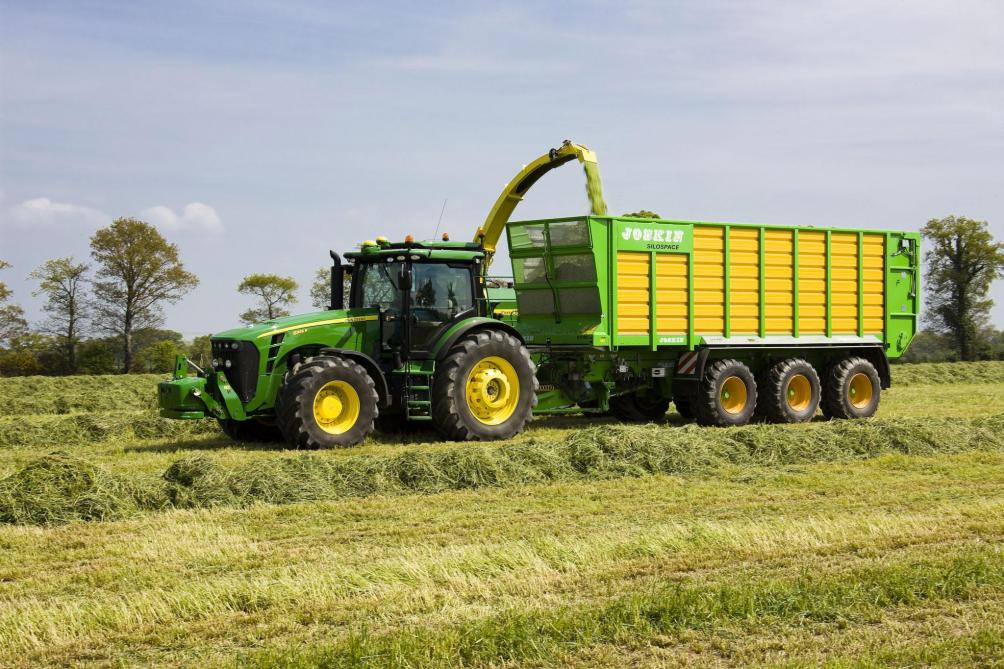 L'augmentation de capacité des véhicules de transport comme la caisse d'ensilage Silo-Space conduit à la conception d'un nouveau système de train roulant à 3 essieux, l'Hydro-Tridem.