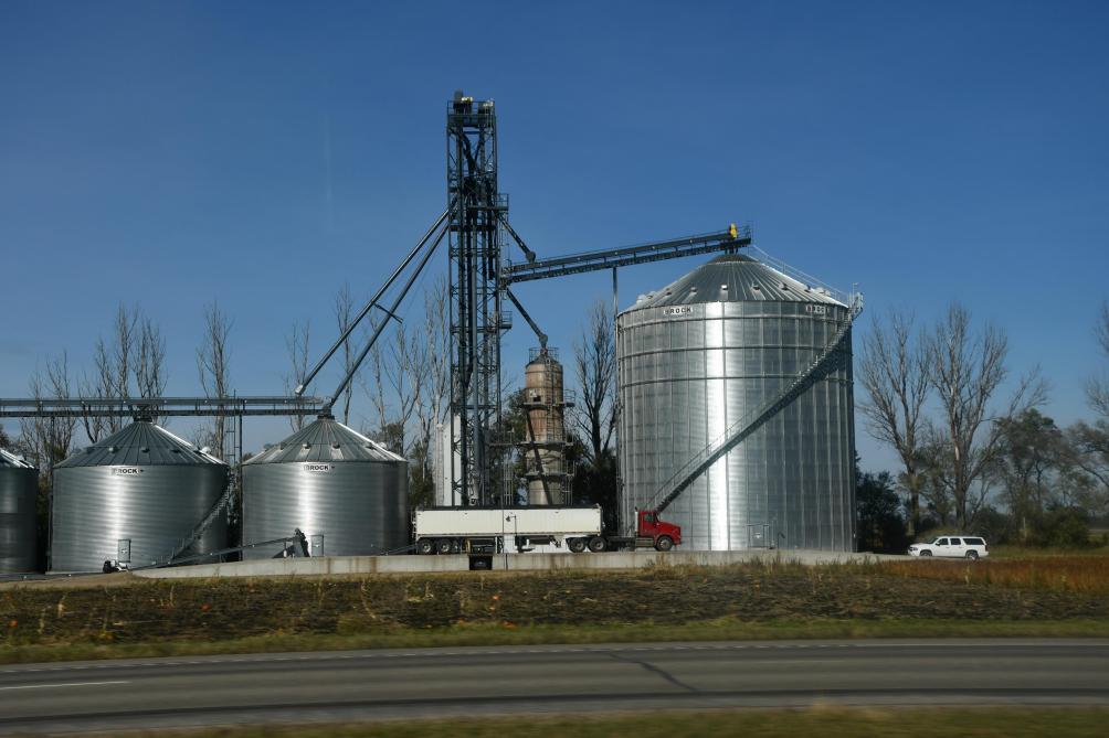 Les silos à grains ponctuent avec une régularité de métronome le paysage des vastes plaines de la région, où le maïs et le soja s’octroient la part du lion, très loin devant la culture betteravière.