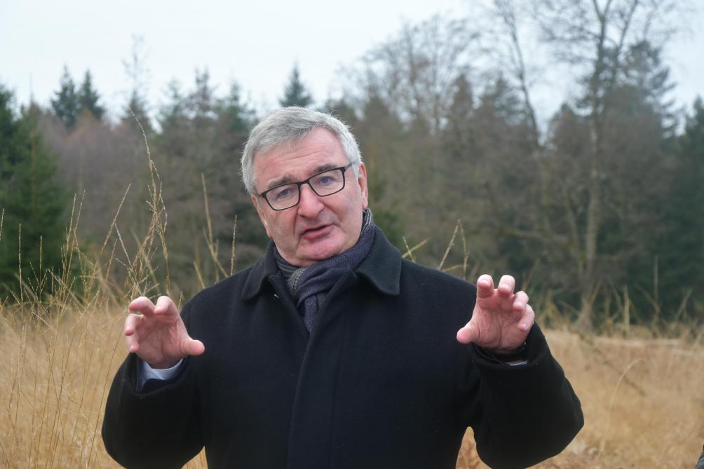 «Offrir ce superbe épicéa comme sapin du Noël sur la Grand-Place de Bruxelles, c’est promouvoir la forêt wallonne et la qualité de la gestion forestière de celle-ci», souligne le ministre René Collin.