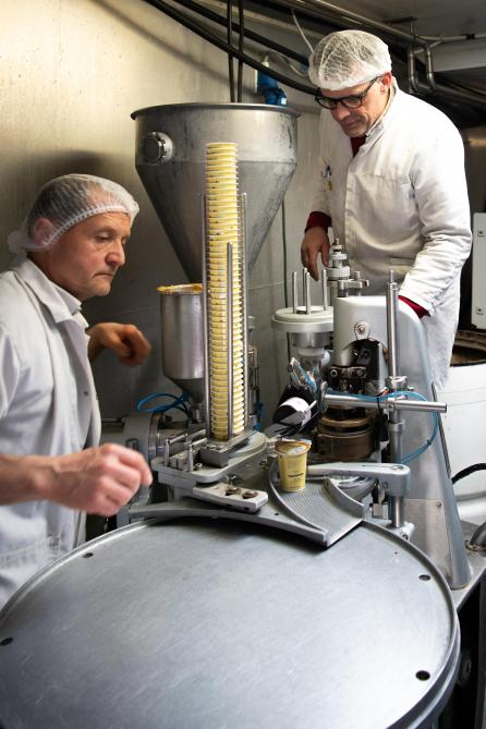 L’entièreté du lait est transformée au sein de la ferme, notamment en riz au lait (nature et au caramel au beurre salé) selon une recette que Bernard tient de sa grand-mère.