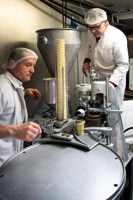 L’entièreté du lait est transformée au sein de la ferme, notamment en riz au lait (nature  et au caramel au beurre salé) selon une recette que Bernard tient de sa grand-mère.