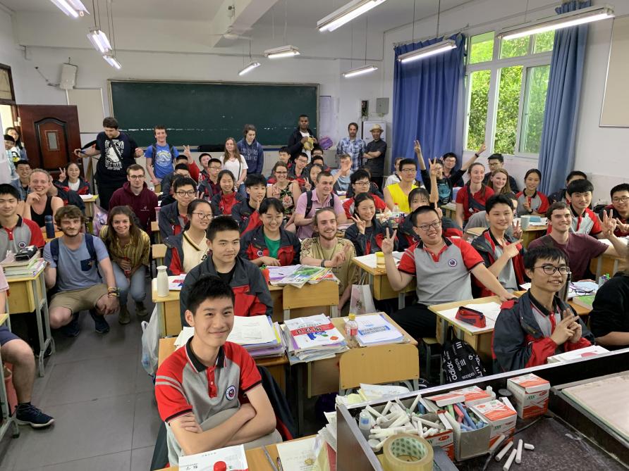 A maintes occasions, les étudiants belges et leurs condisciples chinois se sont rencontrés pour des échanges très conviviaux, comme ce fut notammet le cas dans les salles de classes de l’école supérieure secondaire «Chaoyang Middle School» accueillant plus de 5.000 élèves de 12 à 18 ans, à Beibei, ville universitaire assez moderne.