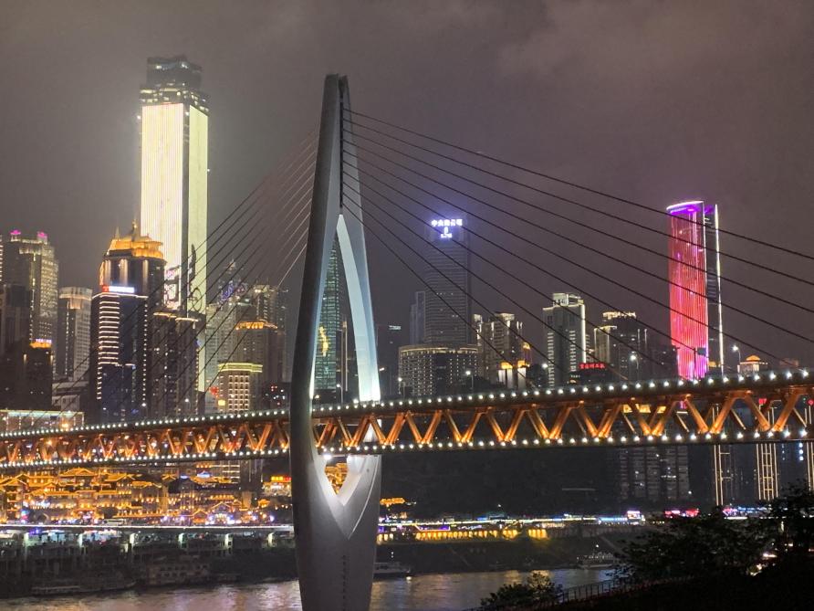 Vue de Chongqing city «by night», au confluent du Yangzi et de la Jialing. Une frénésie de gratte-ciels rivalisant de hauteur et d’illuminations grandioses, symbole d’une mégapole XXL dont le cœur bat 24 h sur 24 dans une course folle.