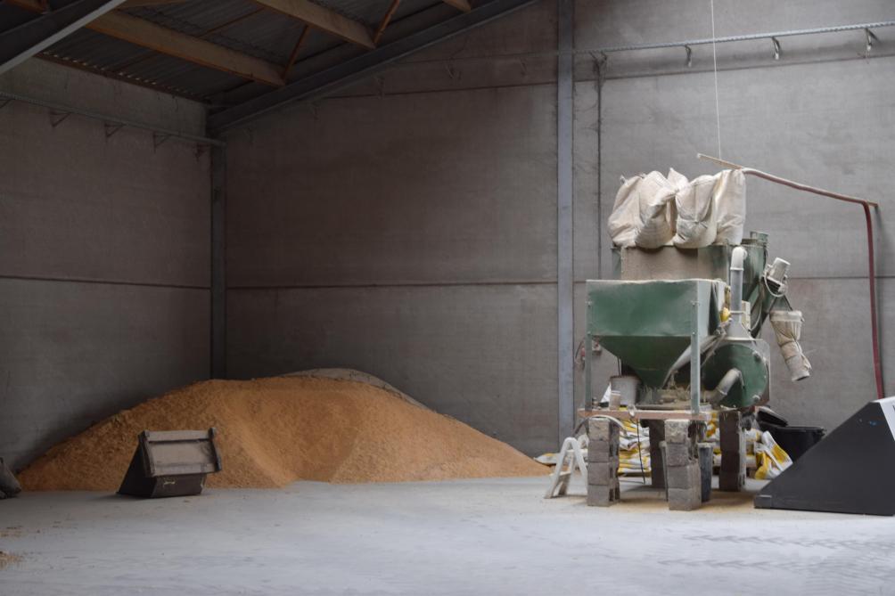 L’alimentation est composée de blé, maïs et pois cultiver et réduit en farine à la ferme.