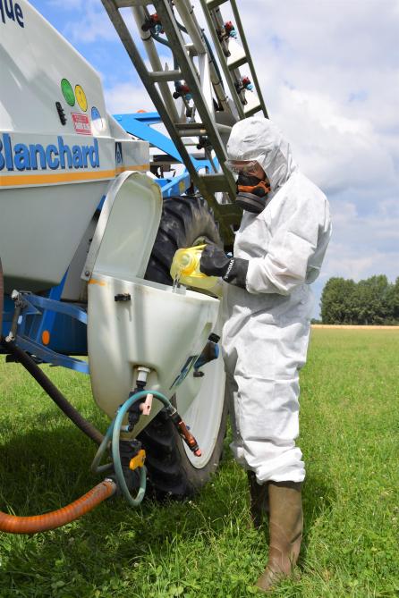 Figure 4: l’aire enherbée doit être située à proximité d’une source en approvisionnement en eau pour pouvoir y effectuer le remplissage du pulvérisateur.