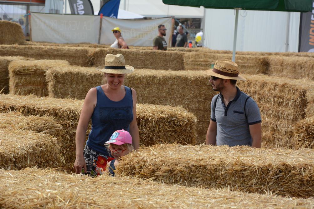 Le labyrinthe de la ferme sera cette année remplacé par un parcours « tracteur », sur lequel les jeunes et les moins jeunes découvriront quelques tâches que Franck, éleveur et héros  de la BD « Les 24 heures de Franck au Champs », doit réaliser sur sa journée.