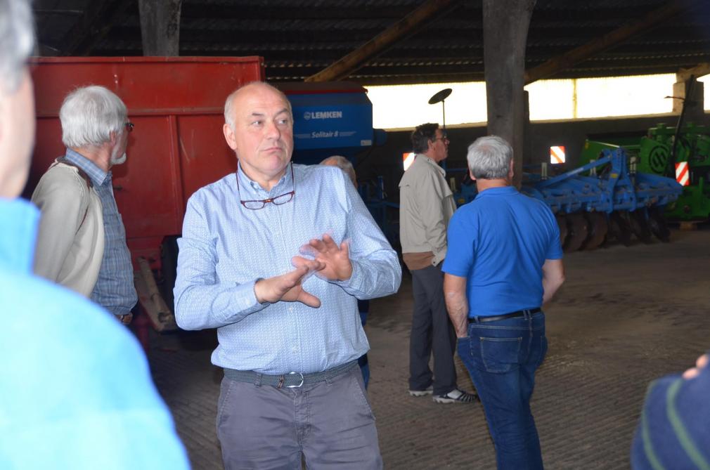 Alain Vercruysse a été pressé de questions durant toute la visite de la ferme à Buvrinnes.