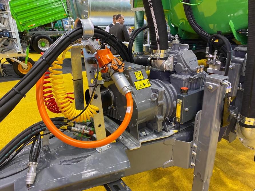 La connexion électrique de la tonne à lisier au tracteur se réalise simplement  par le branchement d’une prise qui, comme l’ensemble du circuit électrique,  répond aux normes de l’AEF en matière de sécurité.