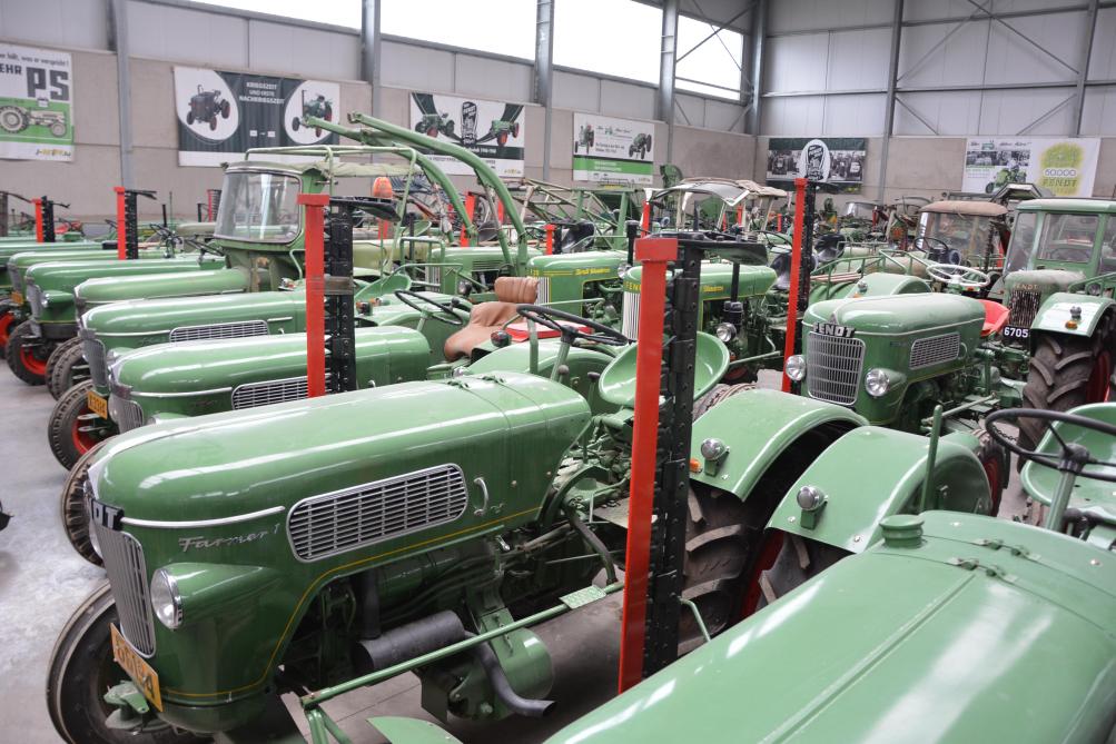 Tous les tracteurs de la collection sont restaurés, assurés et immatriculés
; 
prêts à reprendre leurs fonctions d’antan.