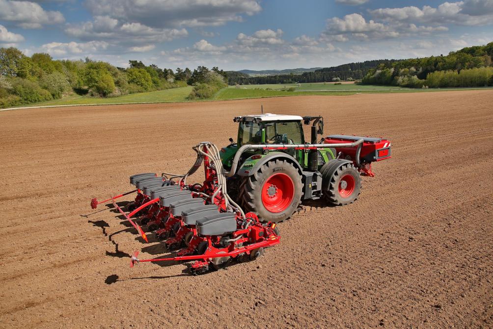 Du côté des portés RX et RV, chaque élément semeur est doté d’une trémie d’un volume de 70 l pour les semences. L’engrais trouve sa place dans une trémie Partner FT montée à l’avant du tracteur.
