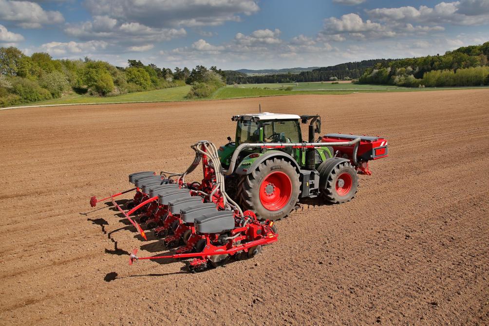 Du côté des portés RX et RV, chaque élément semeur est doté d’une trémie  d’un volume de 70 l pour les semences. L’engrais trouve sa place  dans une trémie Partner FT montée à l’avant du tracteur.