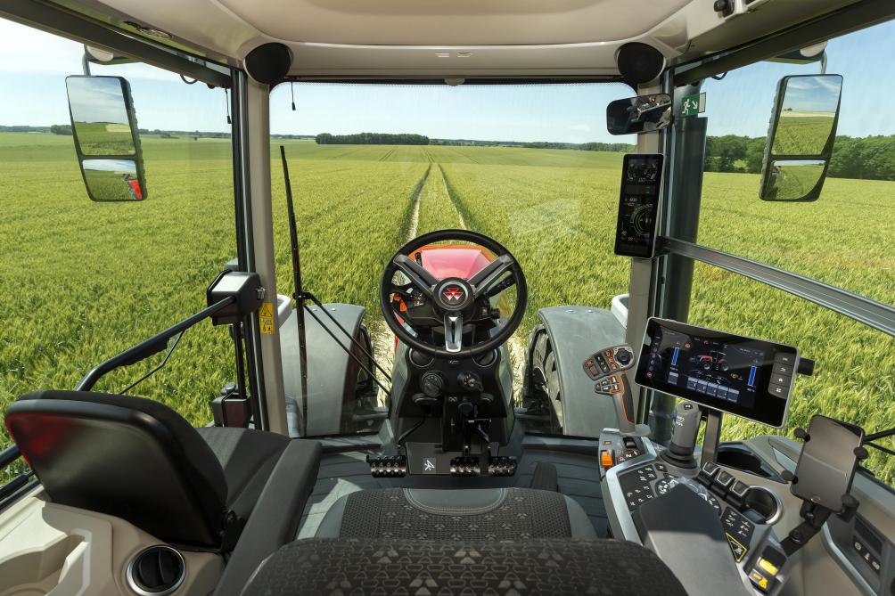 Seul le volant se trouve devant le chauffeur, ce qui accroît la visibilité sur l’environnement extérieur.