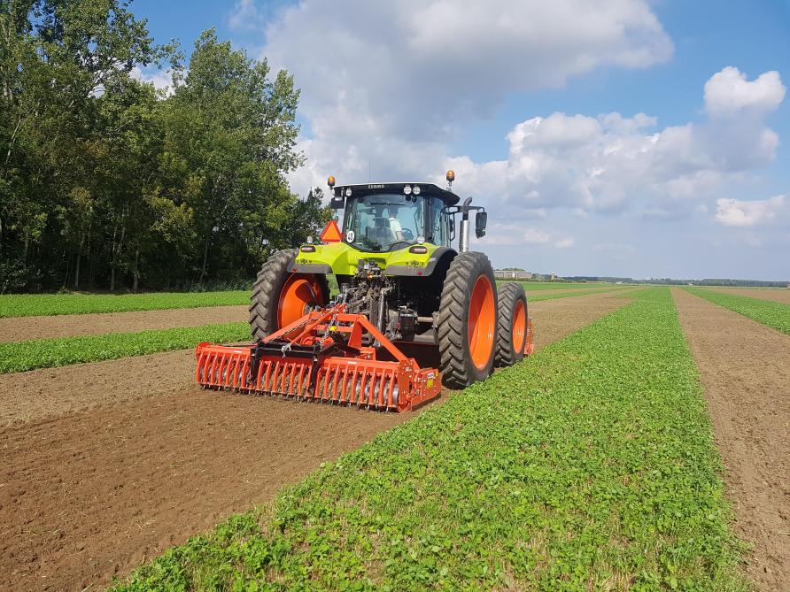 Le passage à l’agriculture en planches et à voies fixes a nécessité le remplacement  du matériel de la ferme. C’est ainsi que Cornelis Mosselman a acquis  un tracteur Claas Arion 550 d’une largeur de voie de 3,20 m.