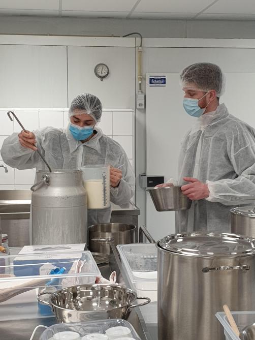 Dans le cadre du cours d’écoconception en filière agroalimentaire, certains étudiants en environnement se sont essayé à la transformation du lait en beurre, fromages et yaourts grâce à la cuisine didactique de la ferme.