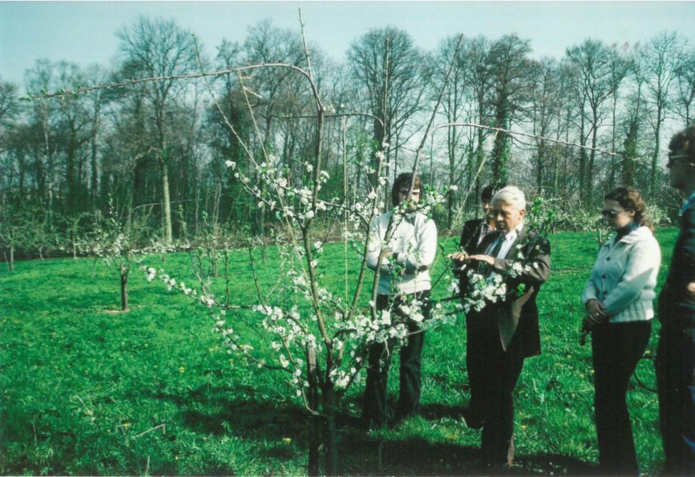 La taille est une opération cruciale au verger. Elle est ici expliquée par Paul Rolin, technicien au Comité pour l’étude de la culture fruitière, à des étudiants gembloutois.