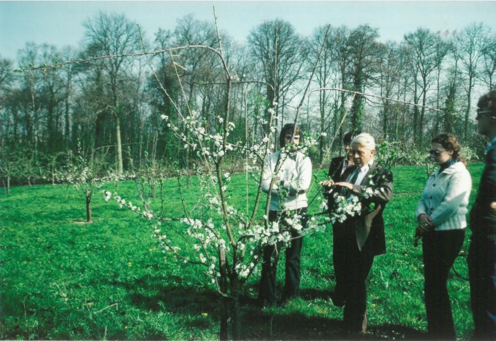 La taille est une opération cruciale au verger. Elle est ici expliquée par Paul Rolin,  technicien au Comité pour l’étude de la culture fruitière, à des étudiants gembloutois.