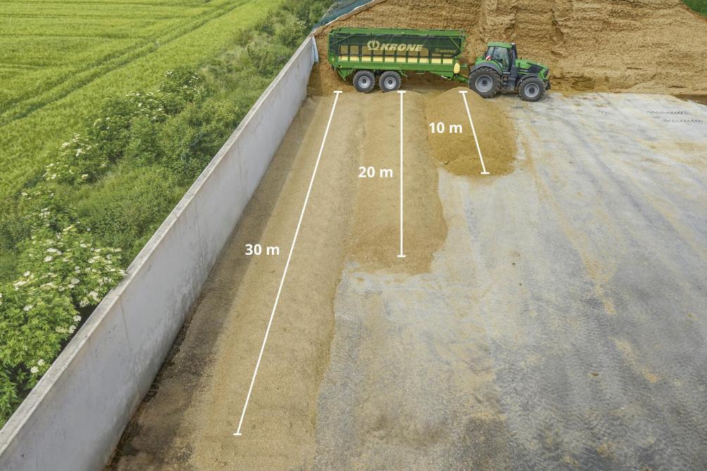 ExactUnload ajuste la vitesse de déchargement en fonction de la longueur  du silo préalablement définie par le chauffeur du tracteur.