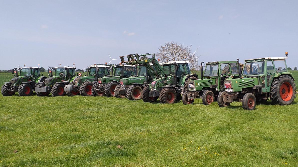 Sur cette photo sont regroupés les tracteurs toujours en activité dans la ferme   avec, de droite à gauche, le Farmer 105S, le Farmer 108LS, le Farmer 309Ci,  le Farmer 311, le Favorit 514C, le 716 Vario, le 722 et le 724.