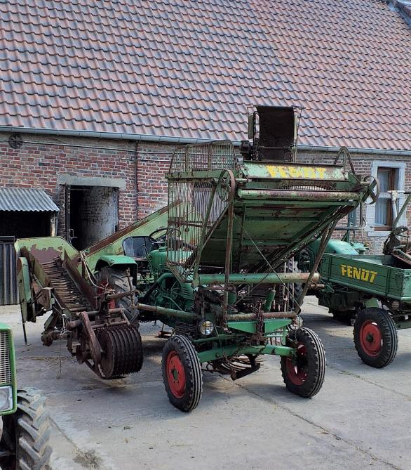 Entre les roues avant se trouvent les socs d’arrachage suivis du soleil de nettoyage. Sur le flanc droit de la machine se situe le système de décolletage constitué d’un rouleau-tâteur, d’un couteau et d’un premier tapis d’évacuation des feuilles et collets.