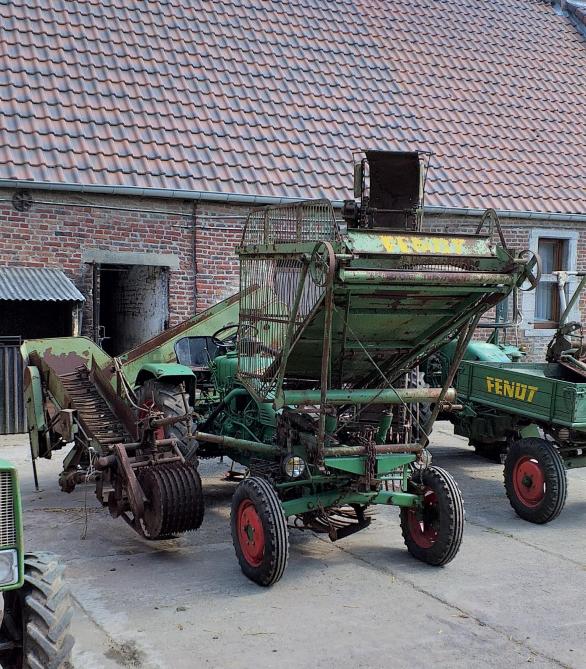 Entre les roues avant se trouvent les socs d’arrachage suivis du soleil de nettoyage.  Sur le flanc droit de la machine se situe le système de décolletage constitué  d’un rouleau-tâteur, d’un couteau et d’un premier tapis d’évacuation des feuilles et collets.