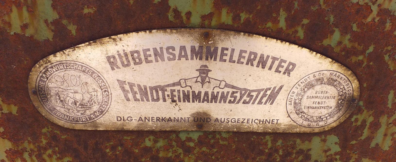 À l’arrière de la machine, le constructeur a placé une plaquette bien visible attestant de la distinction reçue de la D.L.G. en 1962 pour le « Système Fendt à un seul homme ».