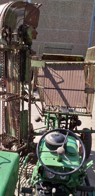 Assis au volant du tracteur, la visibilité vers l’avant est fortement entravée par l’élévateur et la trémie à betteraves.