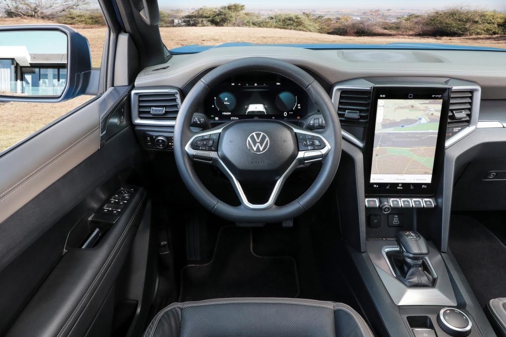 À l’intérieur, l’écran vertical est typiquement Ford tandis que le volant et l’écran remplaçant les cadrans du tableau de bord sont d’origine VW.