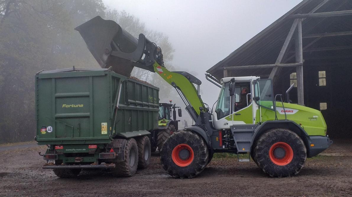 Sur ses chargeuses Torion, Claas innove avec une cinématique en Z dotée d’un asservissement électronique assurant un guidage parallèle des charges.