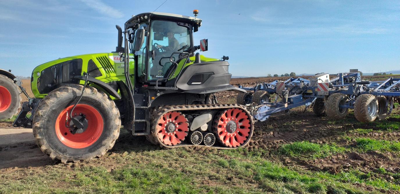 Tracteur Claas : Des chenilles plus larges pour l'Axion Terra Trac