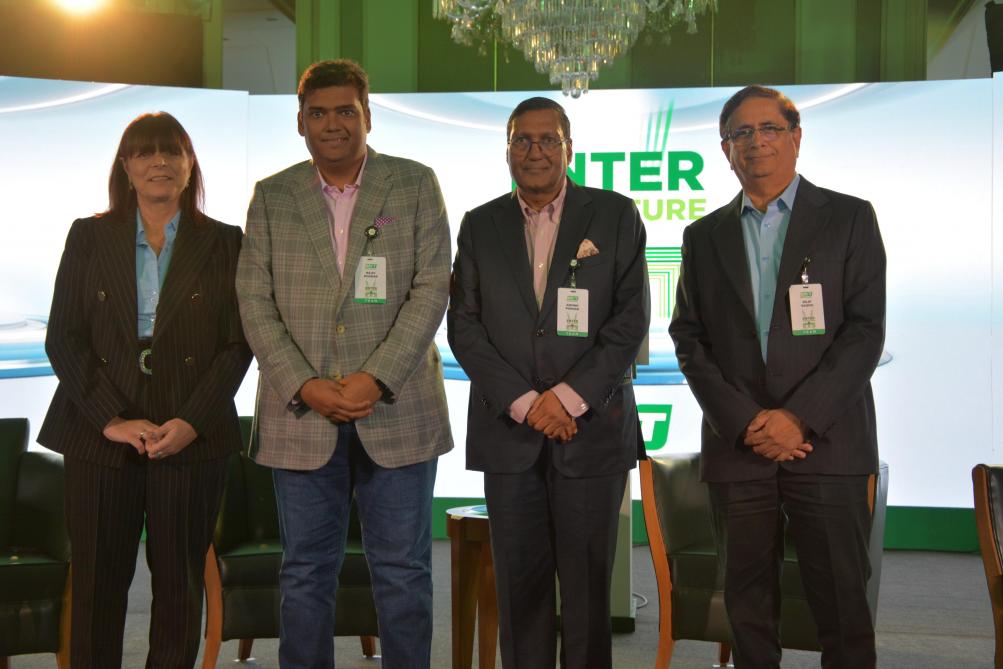 De gauche à droite : Lucia Salmaso, managing director de BKT Europe, Rajiv et Arvind Poddar, directeur général adjoint et directeur général de BKT, et Dilip Vaidya, directeur des technologies.