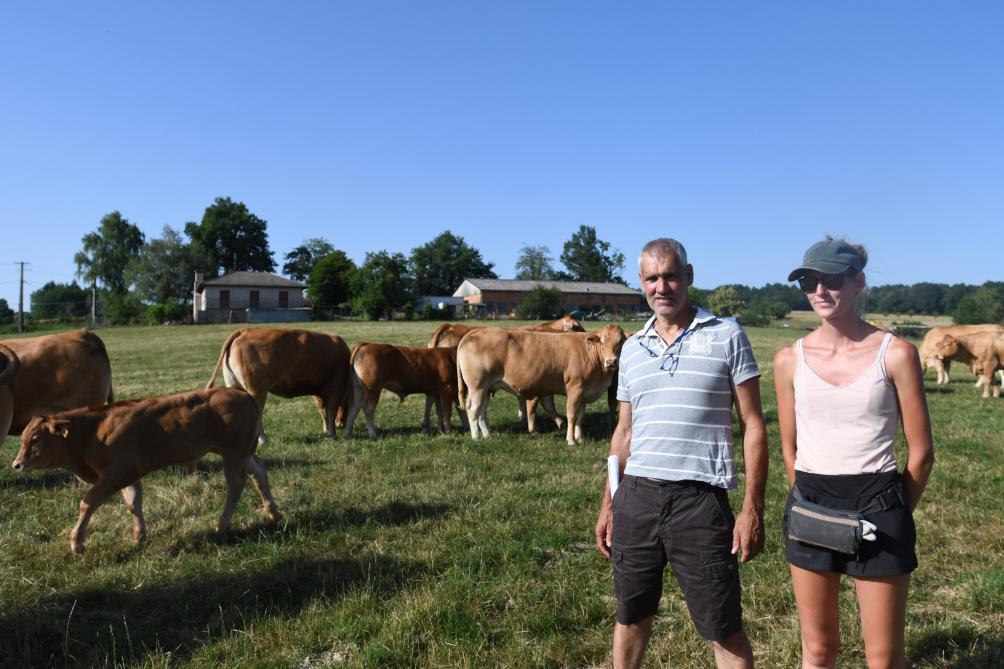 Olivier Lasternas et sa fille Camille, respectivement les 3 e et 4 e génération présentes sur la ferme familiale.