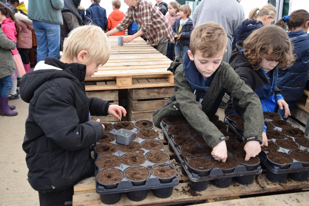 Entre semis, repiquage, récolte ou activités plus ludiques... les enfants ont l’occasion de visualiser toutes les étapes de l’évolution d’une plante.