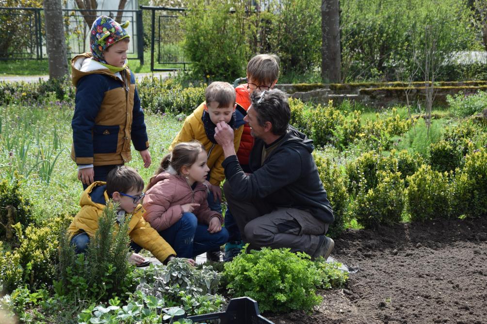 On goûte, on sent, on met les mains dans la terre et voit évoluer la nature de près.