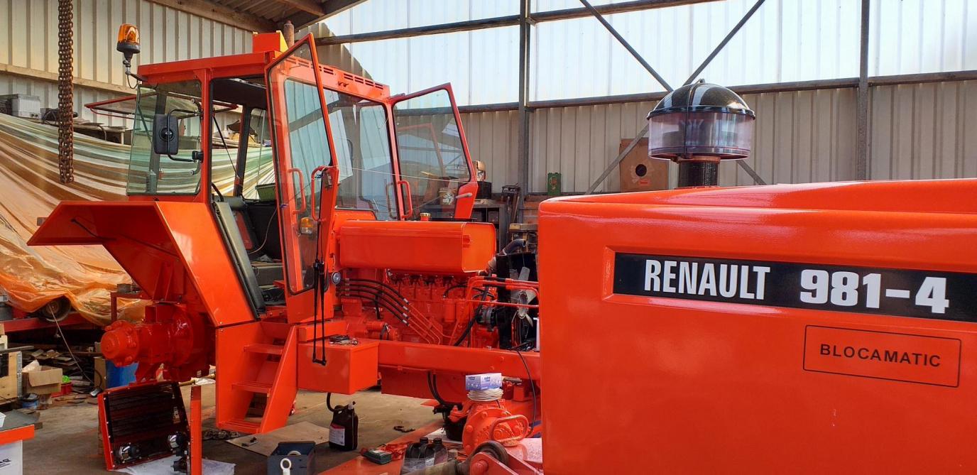 Dès l’entrée dans l’atelier, nous sommes entourés de tracteurs et d’organes mécaniques en cours de restauration.