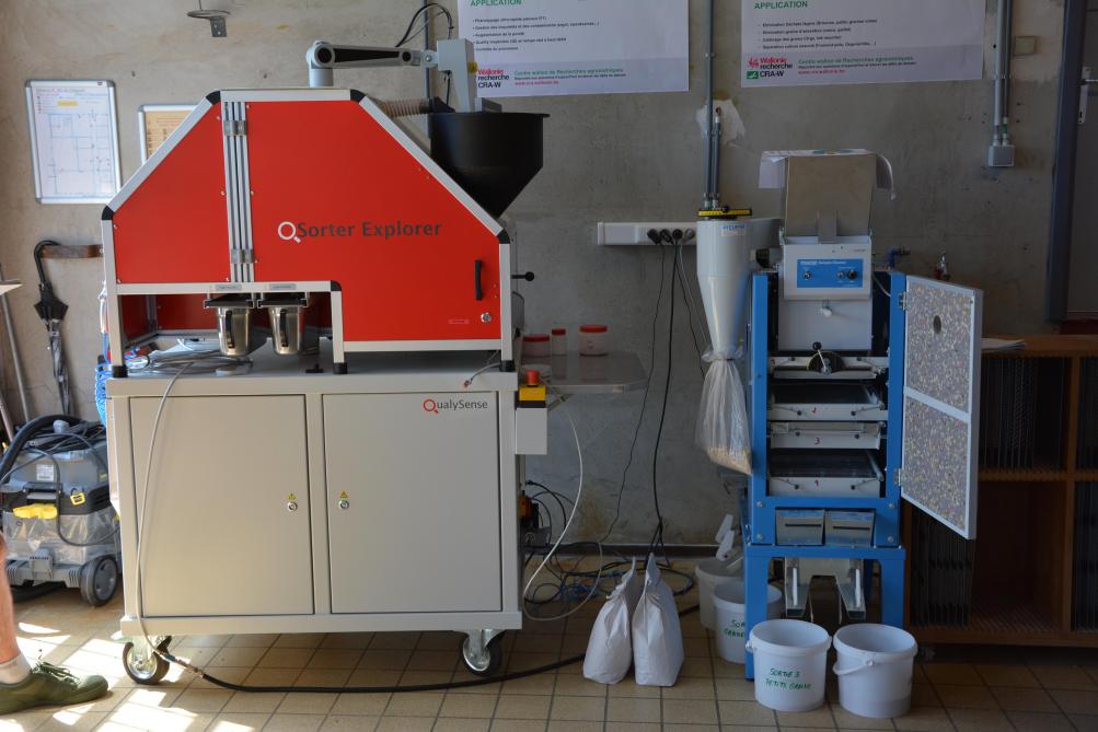 Le Cra-w a acquis divers outils de tri, au format « laboratoire », comme ce trieur optique et ce nettoyeur-séparateur. Ils doivent lui permettre d’affiner les critères de tri selon les problématiques rencontrées et les objectifs de qualité souhaités.