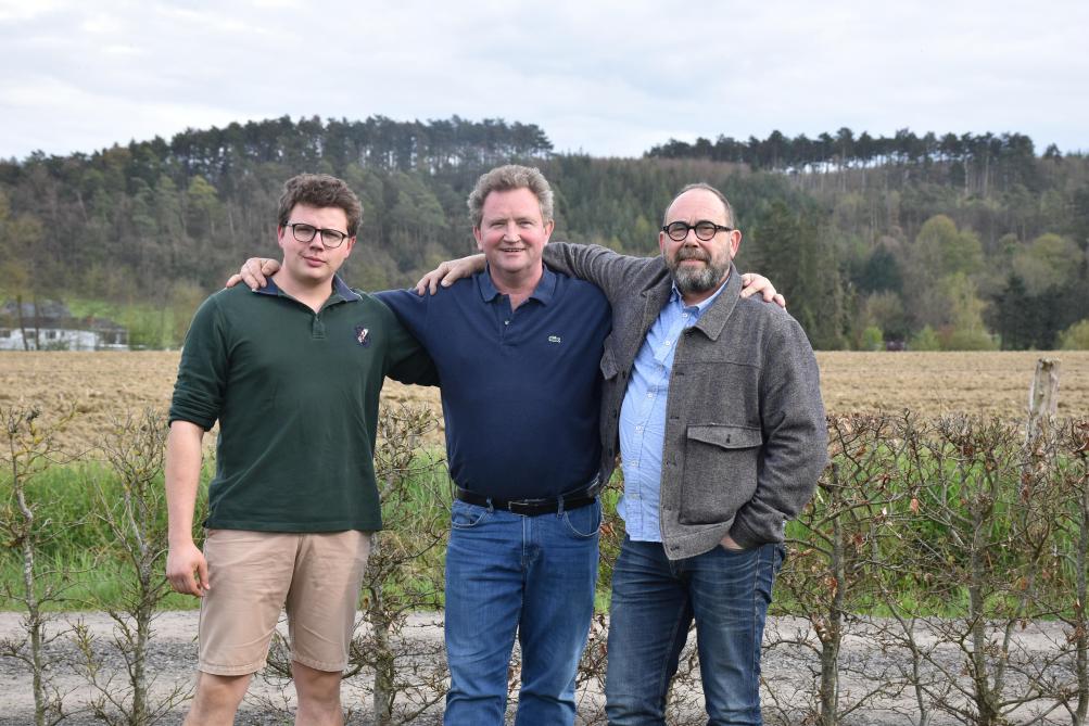 A gauche, Arthur, passionné d’élevage est le filleul d’Olivier et fils de François-Xavier, au centre, frère d’Olivier Gourmet.