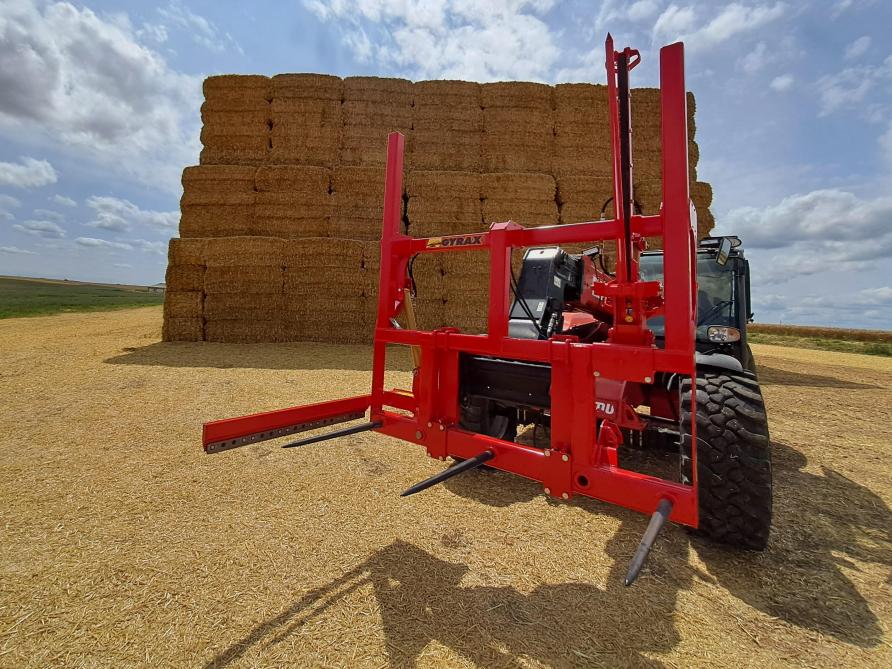 Le Pic & Cut (Gyrax) permet de manipuler une botte de paille, de la délier  et d’entasser les ficelles usagées sans avoir à descendre du tracteur.