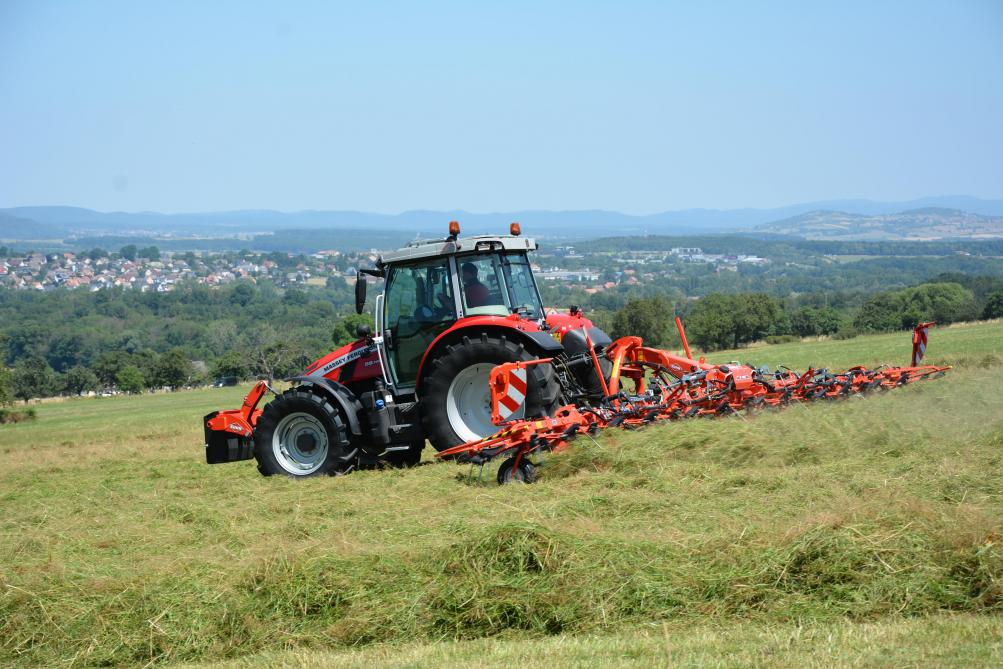 Malgré ses 13 m de largeur de travail et 12 rotors, la faneuse portée GF 130003 peut être attelée à un tracteur de moyenne puissance.